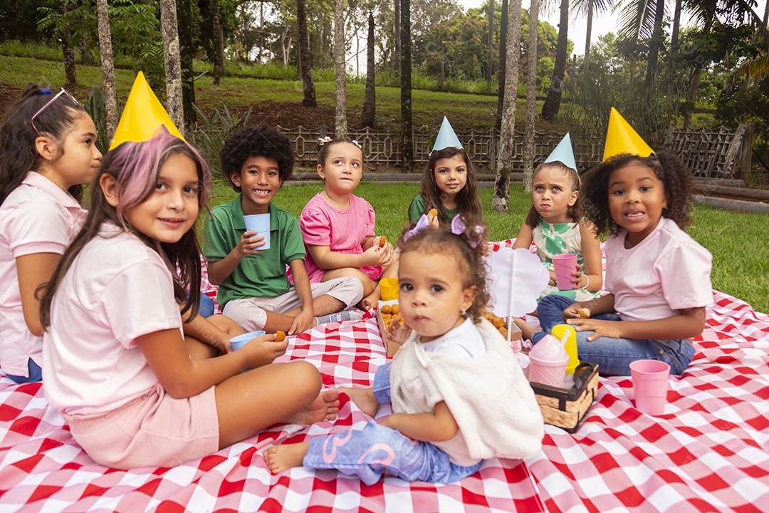 Lindas crianças felizes usando chapéu de aniversário