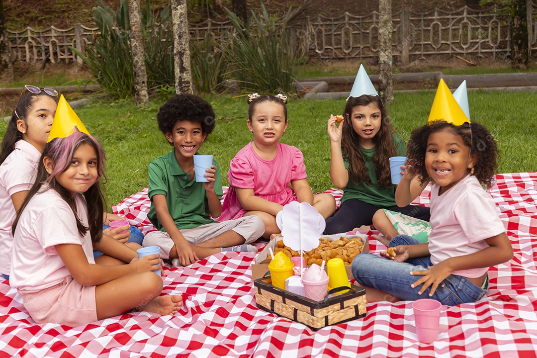 Lindas crianças felizes usando chapéu de aniversário