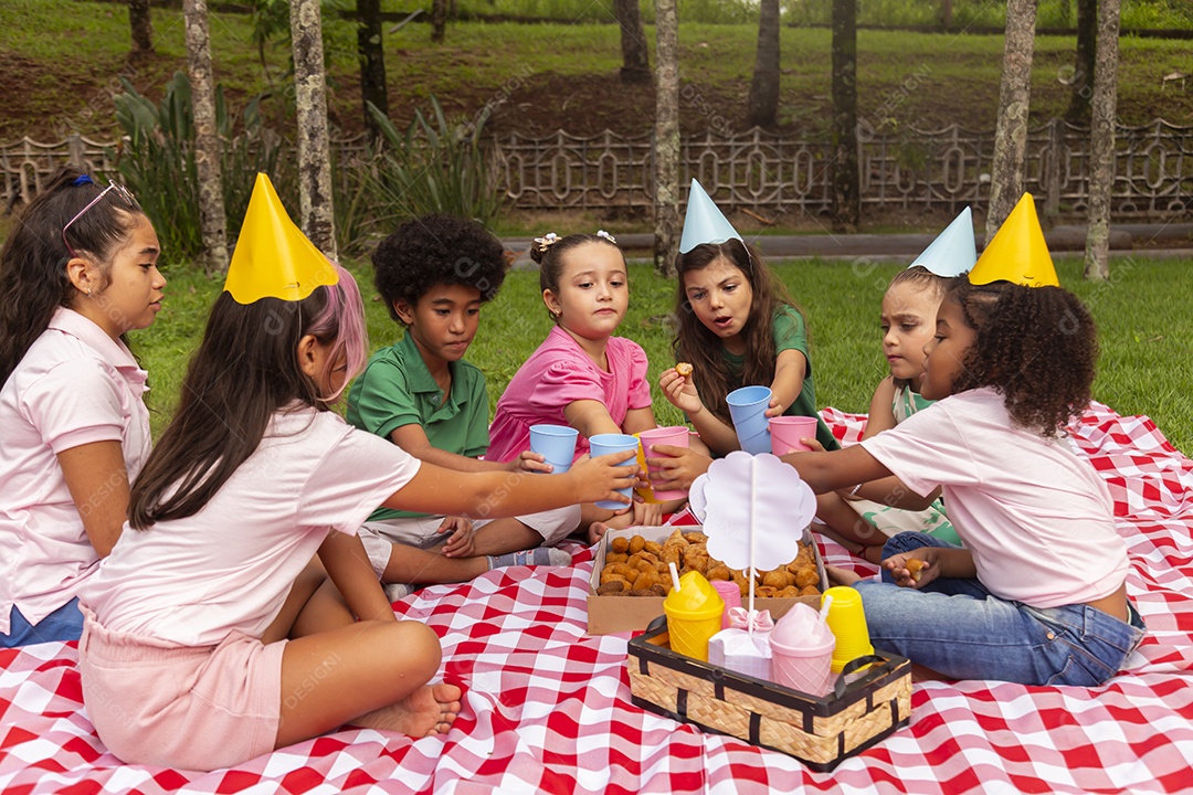 Lindas crianças felizes usando chapéu de aniversário