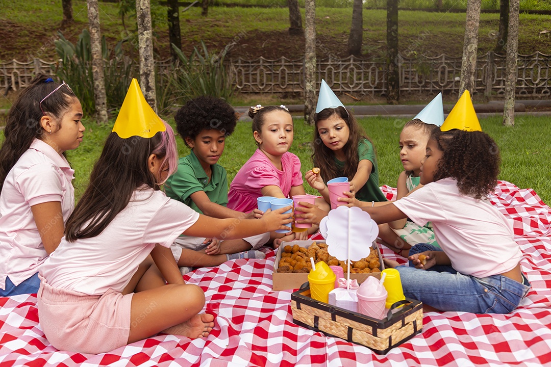 Lindas crianças felizes usando chapéu de aniversário