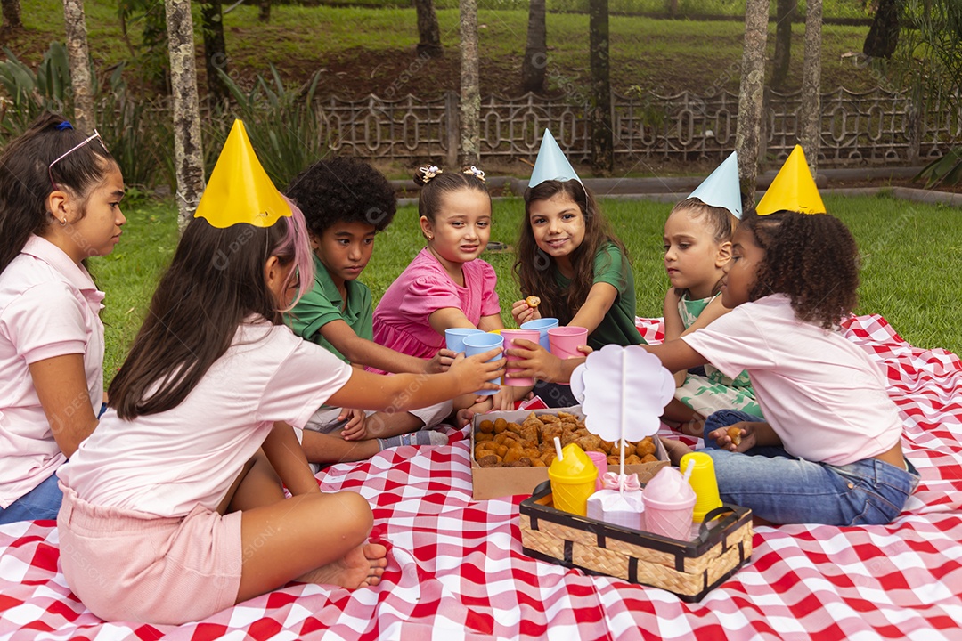 Lindas crianças felizes usando chapéu de aniversário