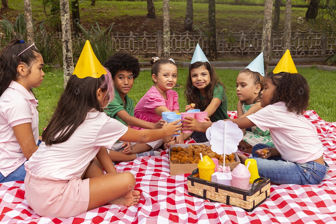 Lindas crianças felizes usando chapéu de aniversário