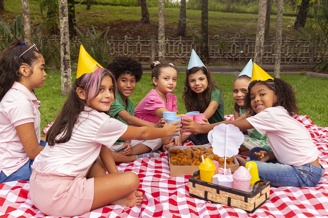 Lindas crianças felizes usando chapéu de aniversário
