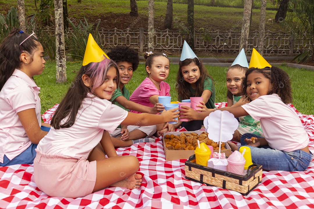 Lindas crianças felizes usando chapéu de aniversário
