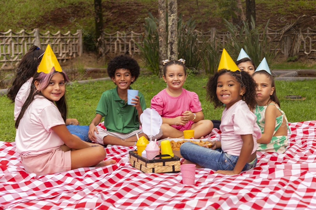 Lindas crianças felizes usando chapéu de aniversário