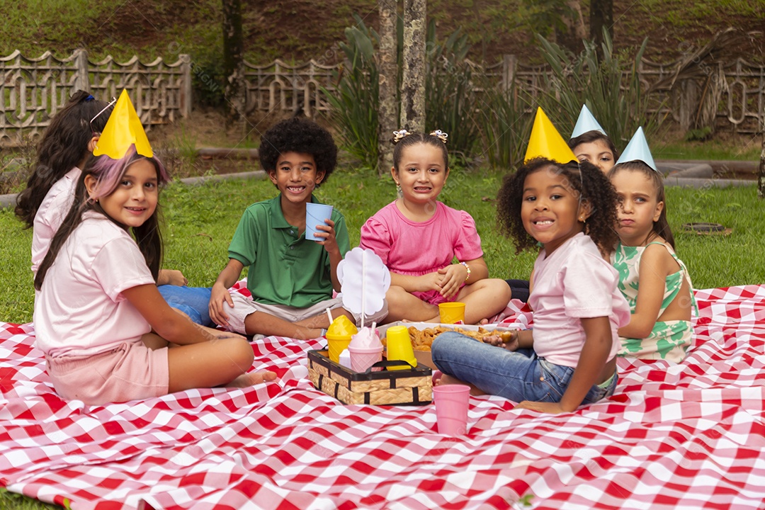 Lindas crianças felizes usando chapéu de aniversário