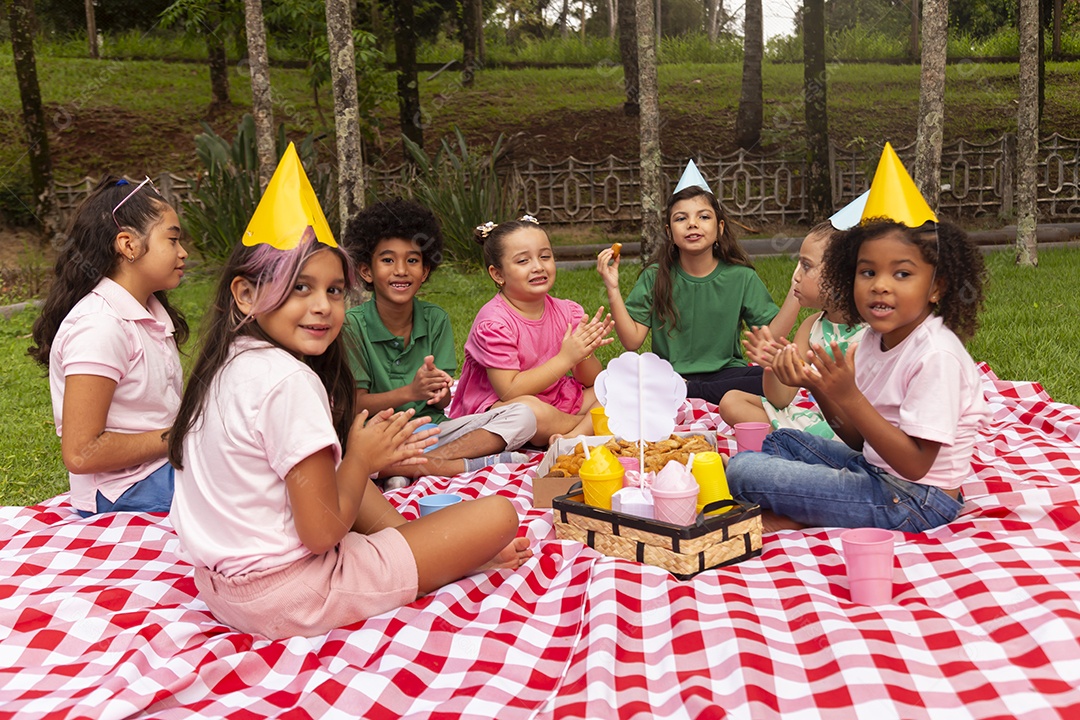 Lindas crianças felizes usando chapéu de aniversário