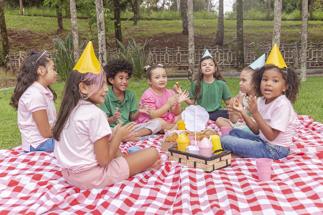 Lindas crianças felizes usando chapéu de aniversário