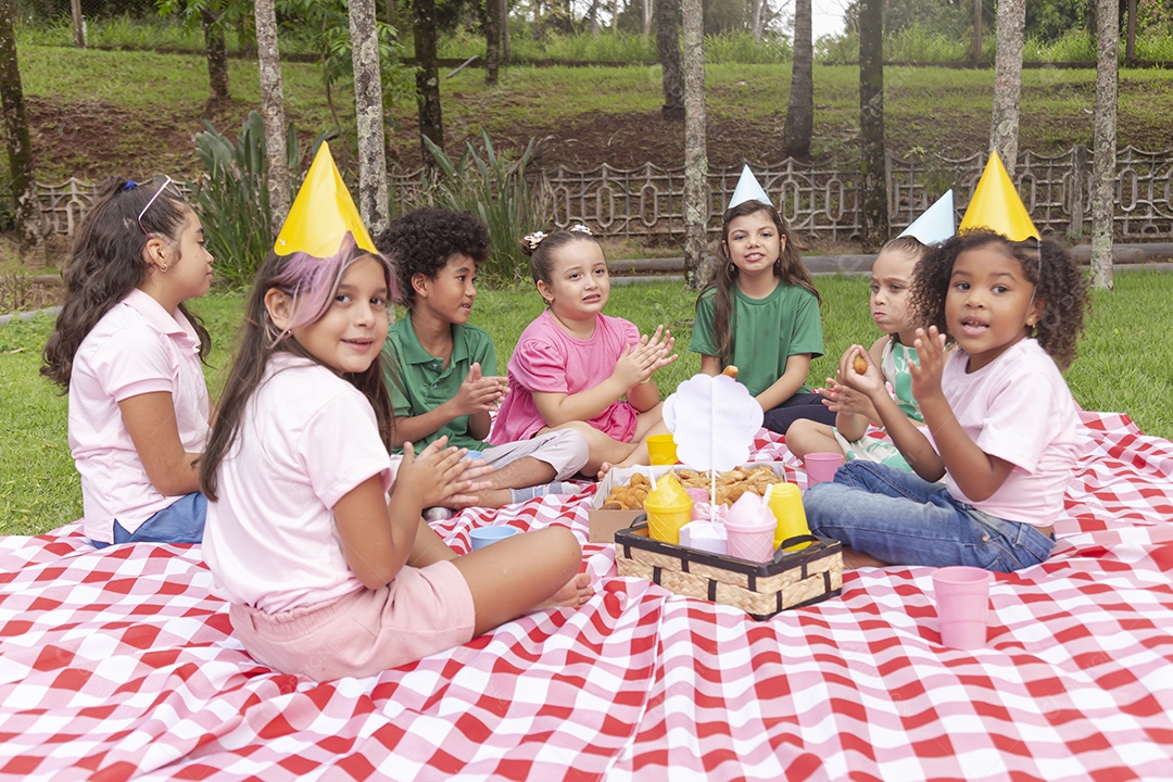 Lindas crianças felizes usando chapéu de aniversário
