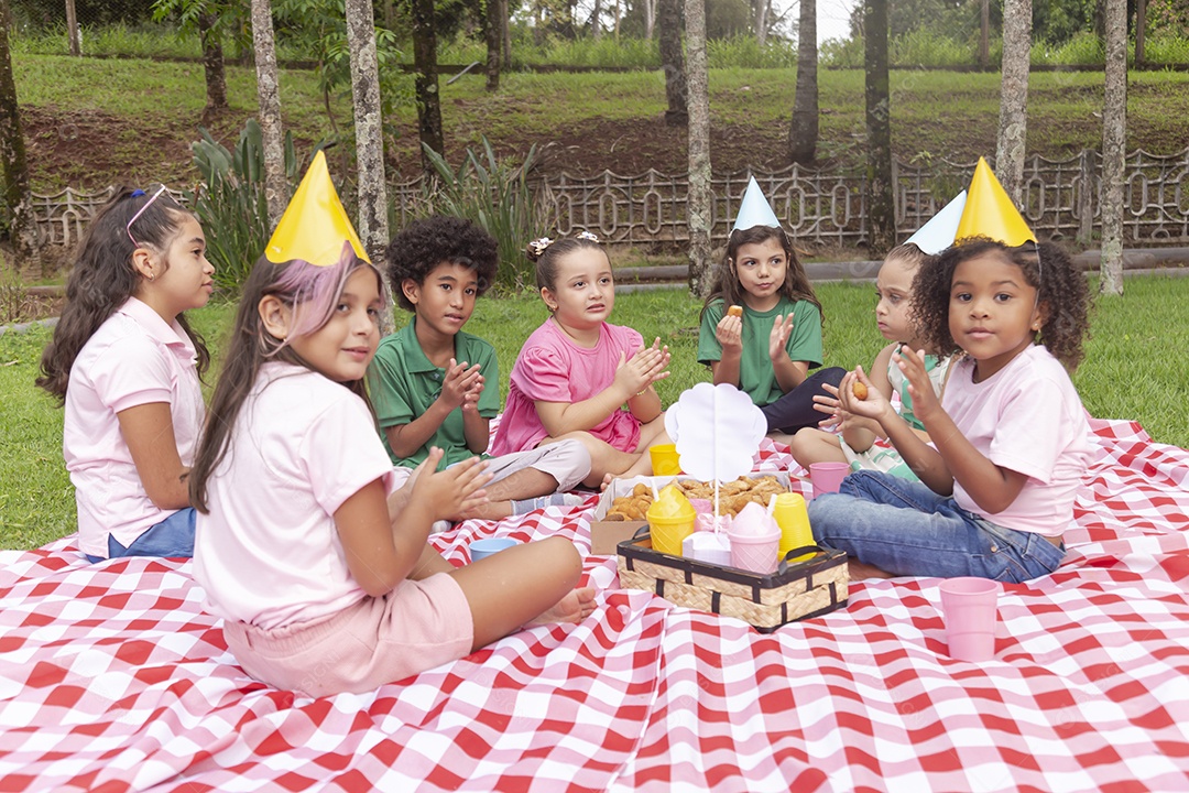 Lindas crianças felizes usando chapéu de aniversário