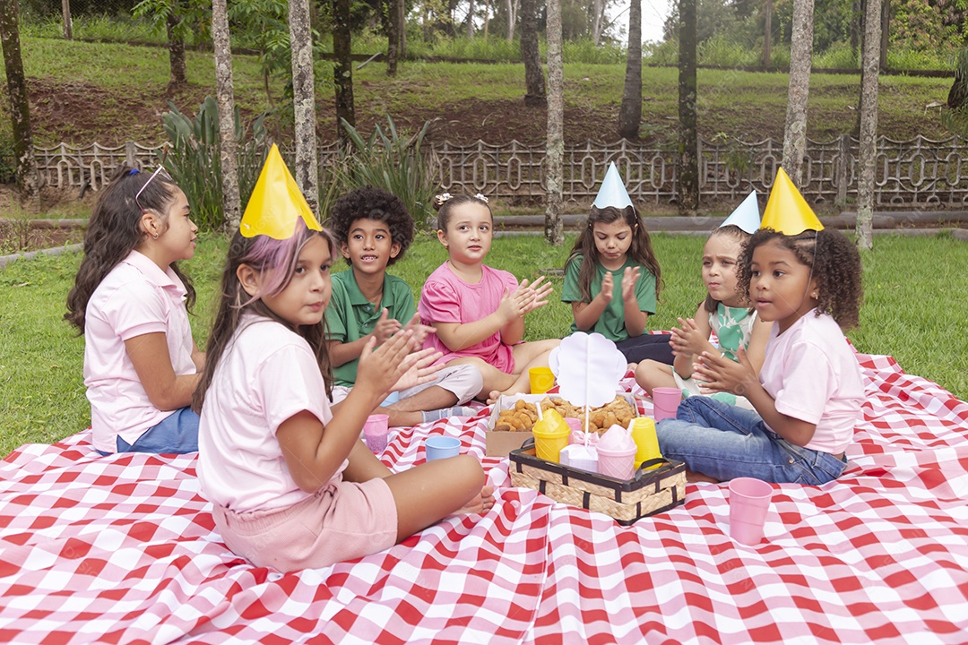 Lindas crianças felizes usando chapéu de aniversário