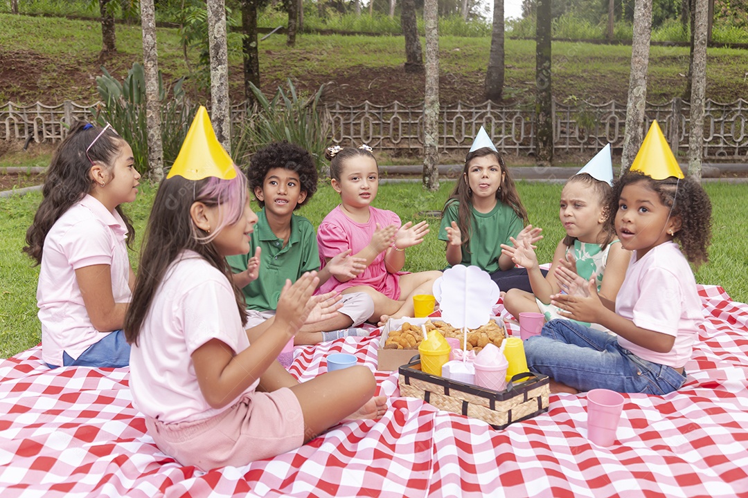 Lindas crianças felizes usando chapéu de aniversário