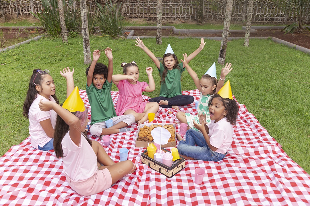 Lindas crianças felizes usando chapéu de aniversário