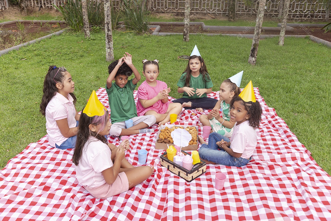 Lindas crianças felizes usando chapéu de aniversário