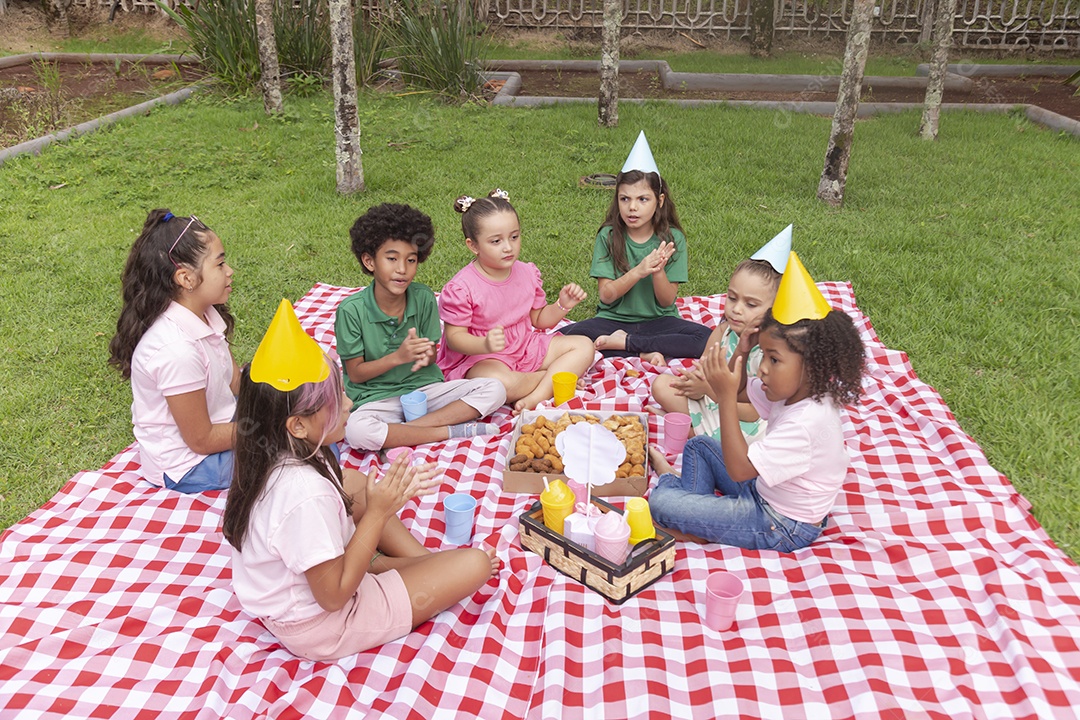 Lindas crianças felizes usando chapéu de aniversário