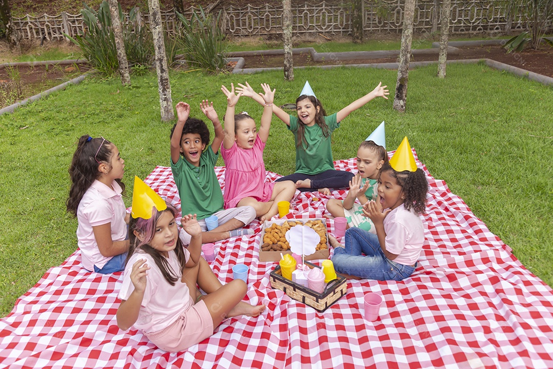 Crianças se divertindo sobre parque