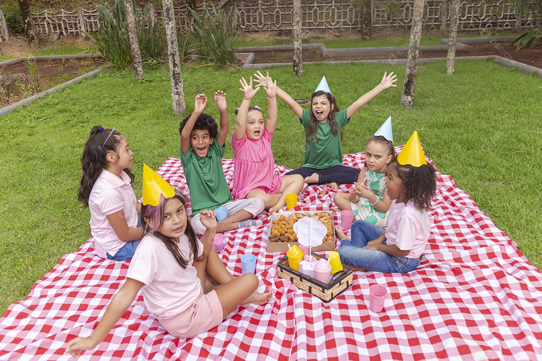 Crianças se divertindo sobre parque