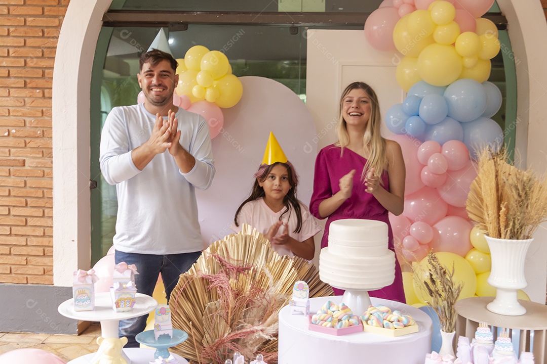 Pai e mãe fazendo aniversário para sua filha