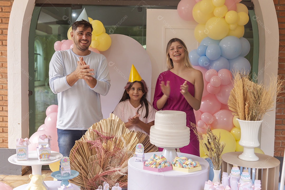 Pai e mãe fazendo aniversário para sua filha