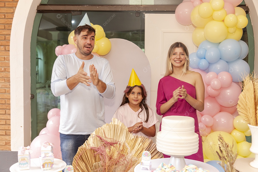 Pai e mãe fazendo aniversário para sua filha
