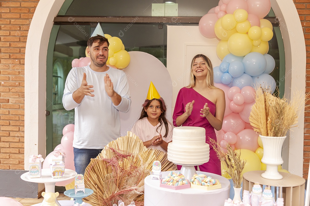 Pai e mãe fazendo aniversário para sua filha