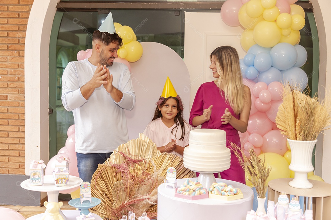 Pai e mãe fazendo aniversário para sua filha