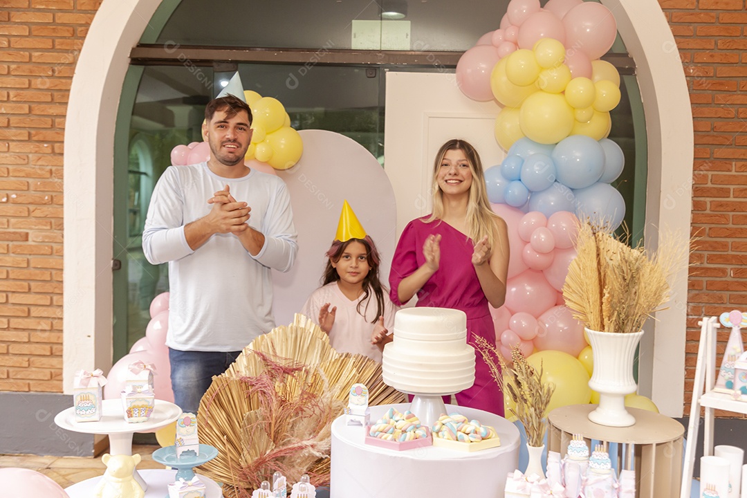 Pai e mãe fazendo aniversário para sua filha