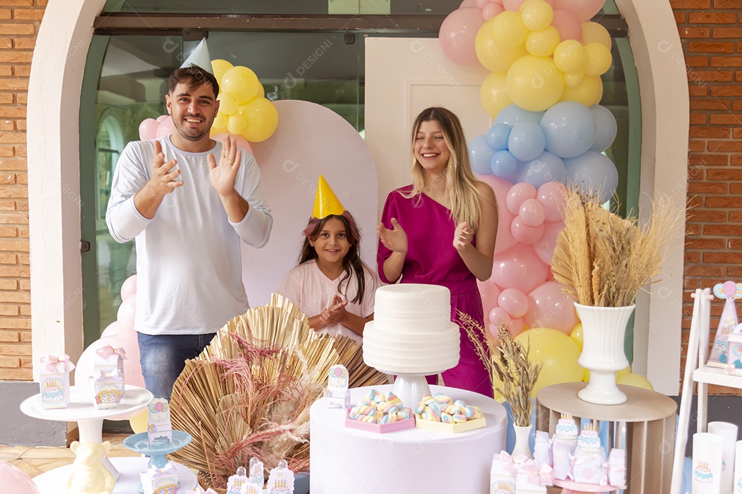 Pai e mãe fazendo aniversário para sua filha