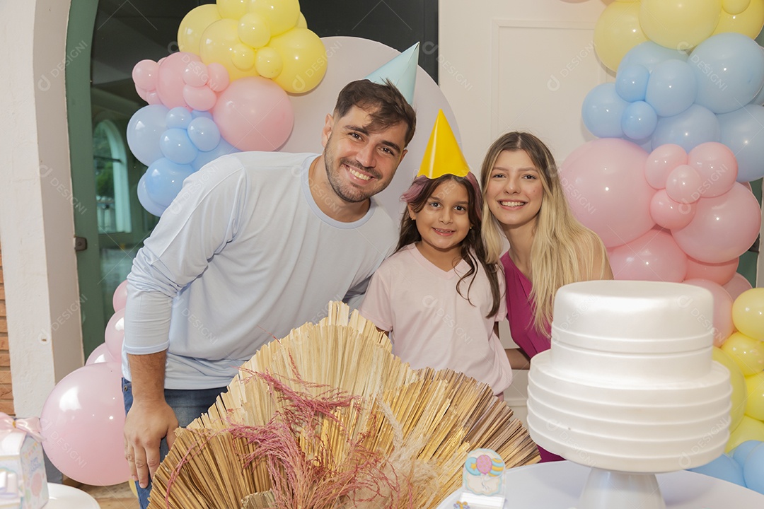Pai e mãe fazendo aniversário para sua filha