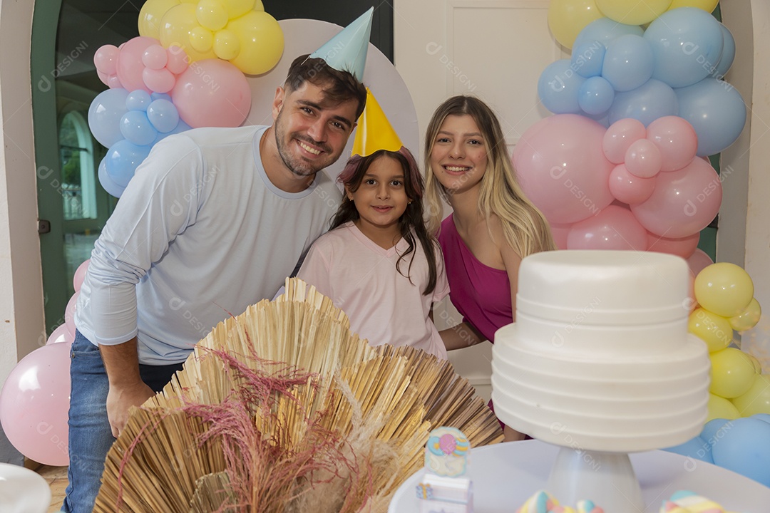 Pai e mãe fazendo aniversário para sua filha