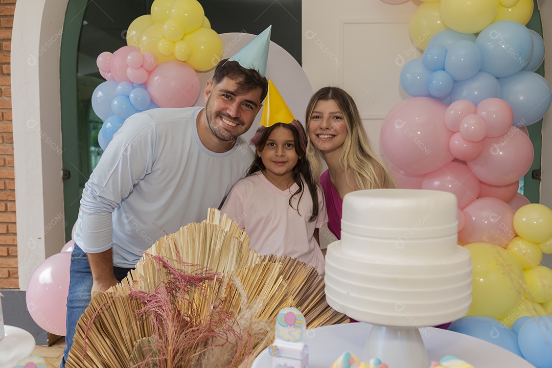 Pai e mãe fazendo aniversário para sua filha
