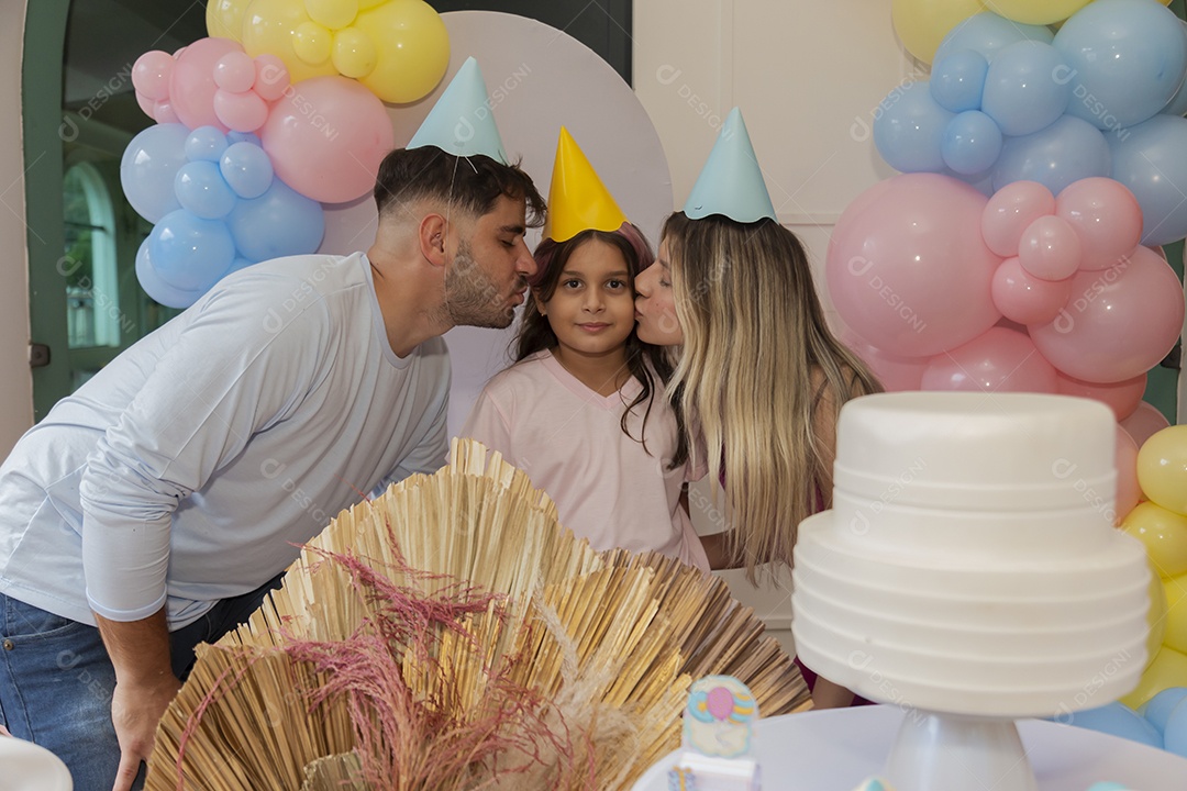 Pai e mãe fazendo aniversário para sua filha