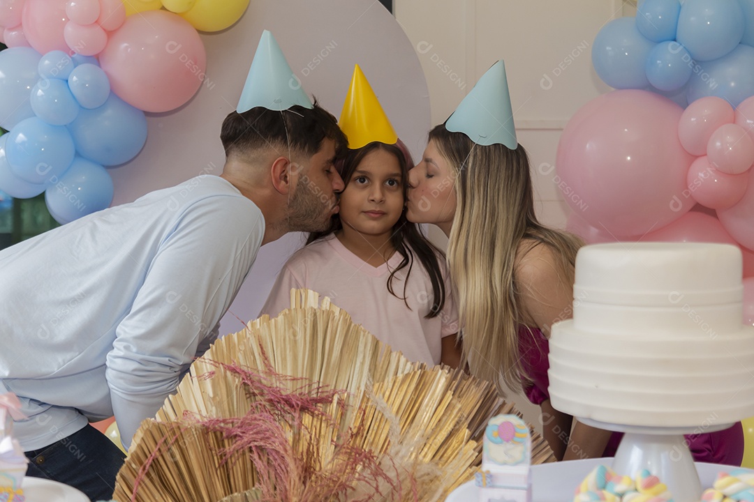 Pai e mãe fazendo aniversário para sua filha