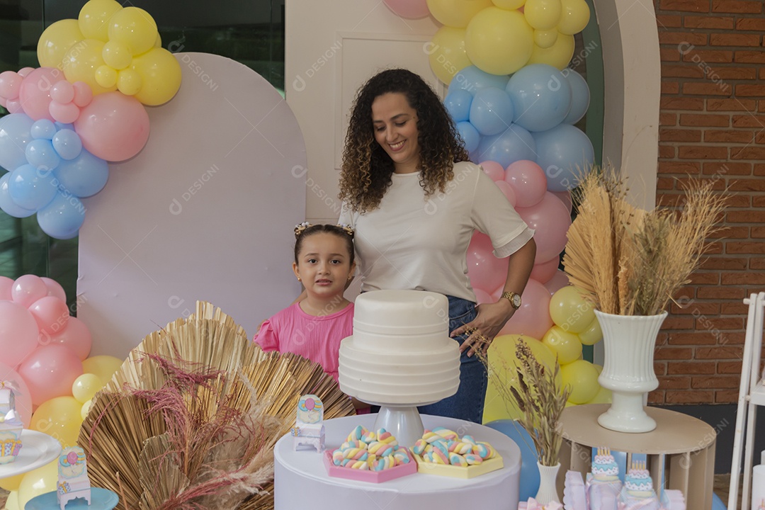 Mãe fazendo aniversário para sua filha
