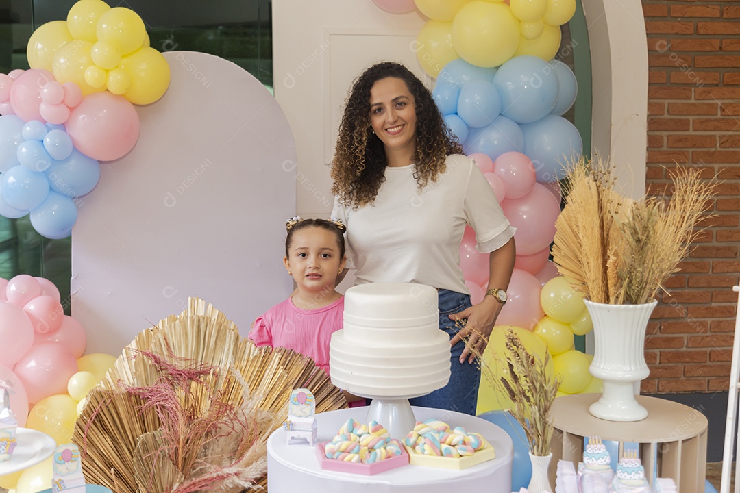 Mãe fazendo aniversário para sua filha