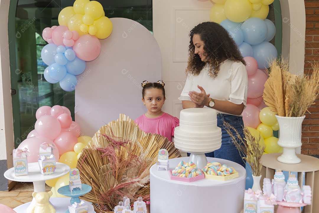 Mãe fazendo aniversário para sua filha