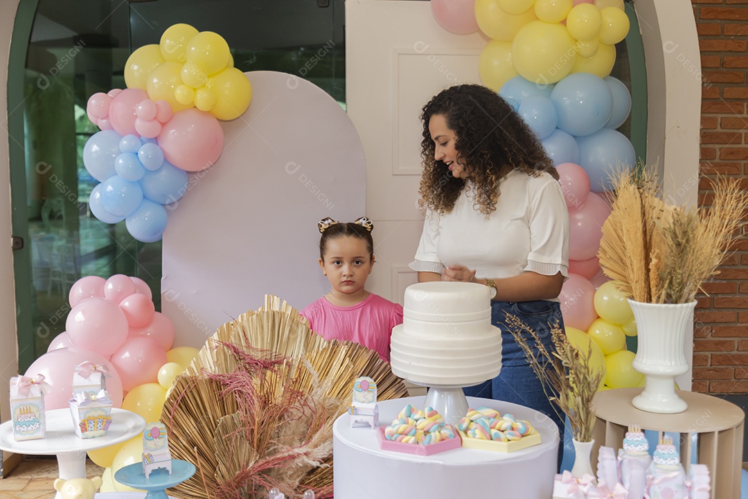 Mãe fazendo aniversário para sua filha