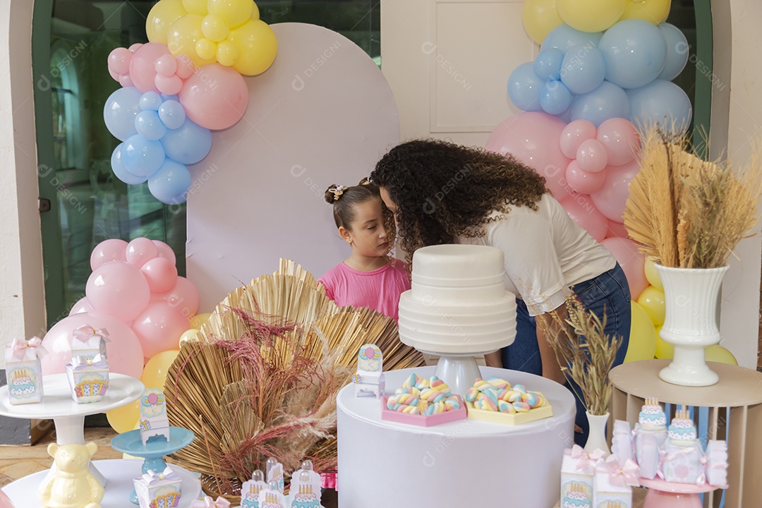 Mãe fazendo aniversário para sua filha