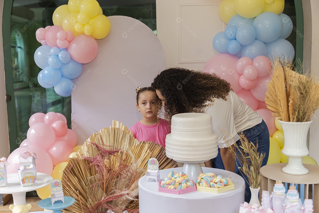 Mãe fazendo aniversário para sua filha