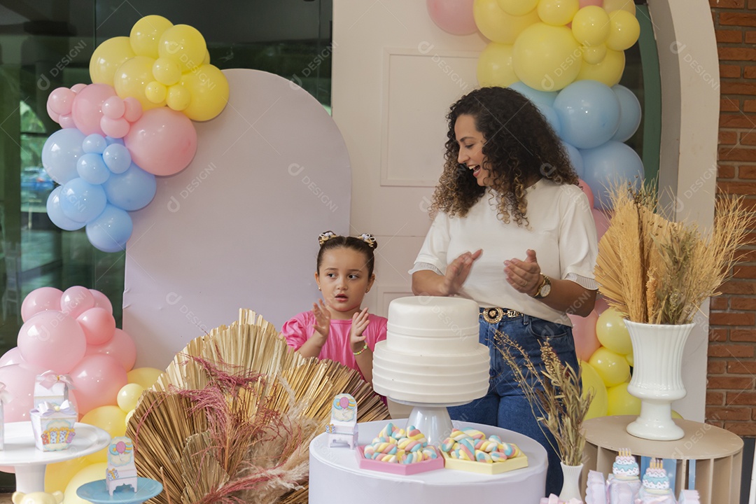 Mãe fazendo aniversário para sua filha