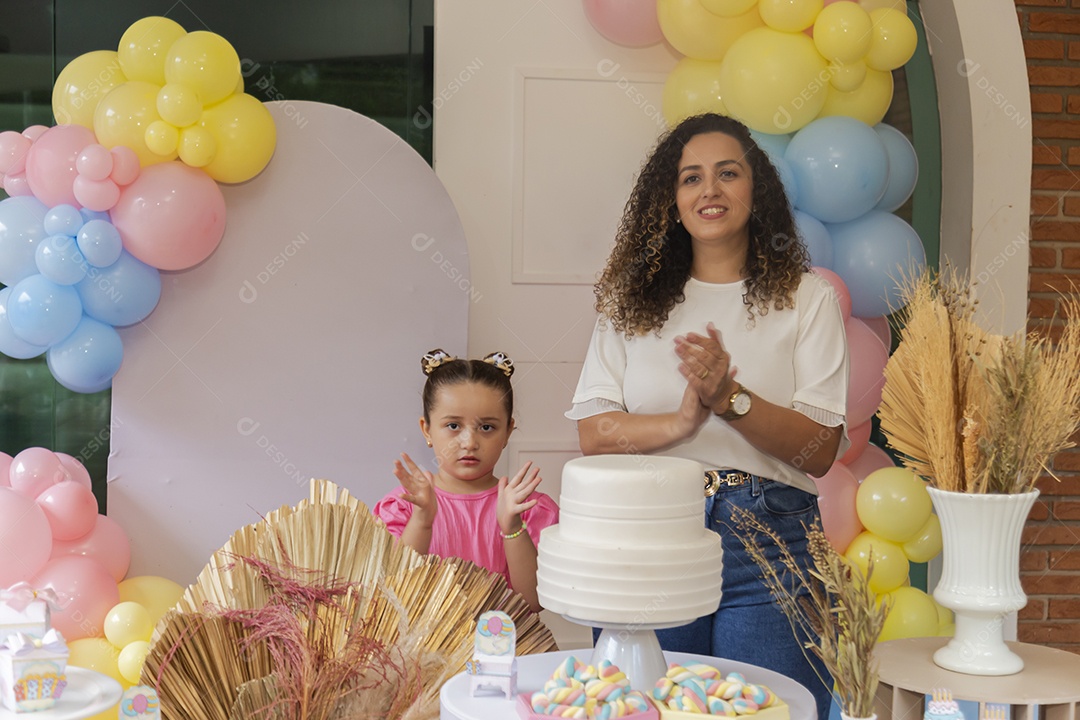 Mãe fazendo aniversário para sua filha