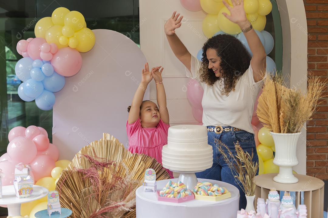 Mãe fazendo aniversário para sua filha