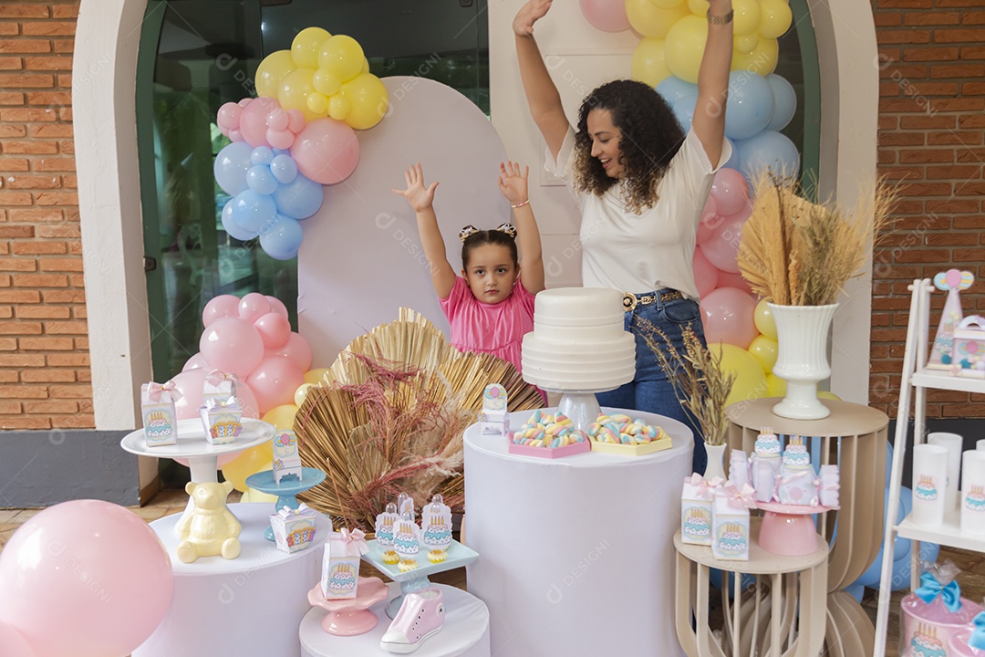 Mãe fazendo aniversário para sua filha