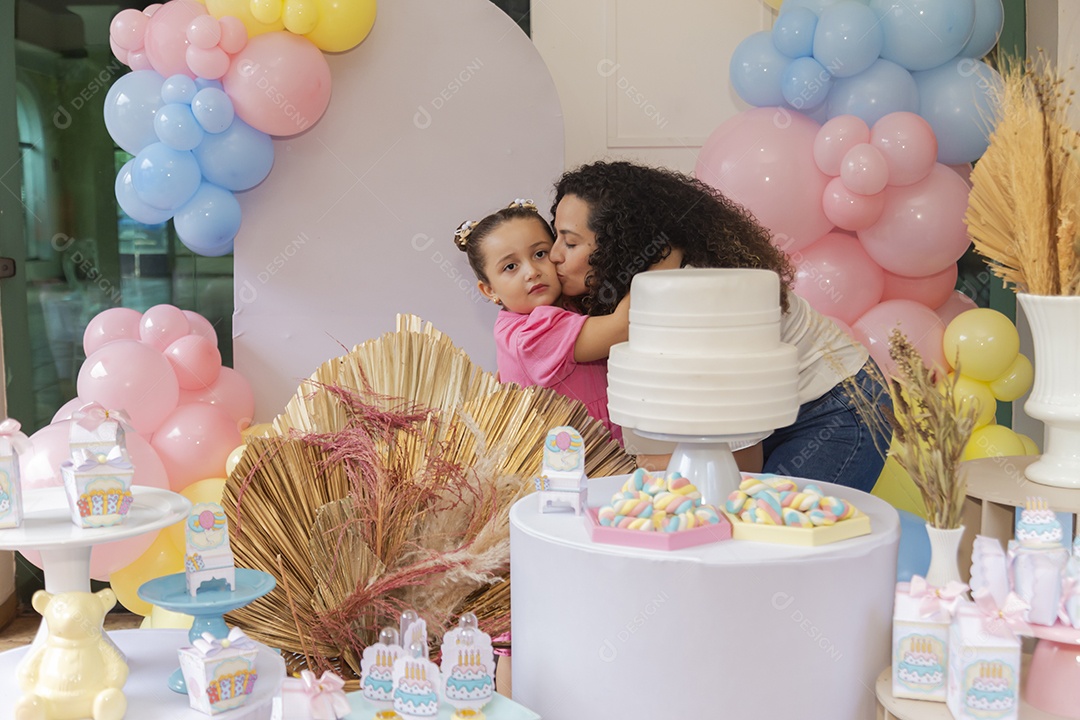 Mãe fazendo aniversário para sua filha