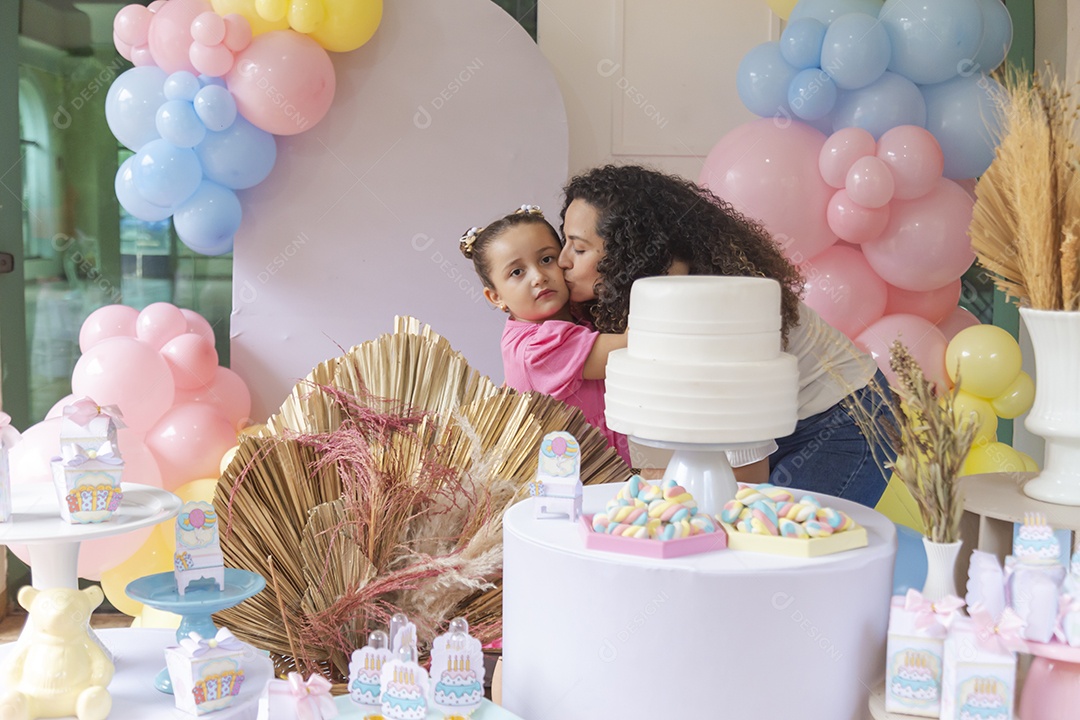 Mãe fazendo aniversário para sua filha