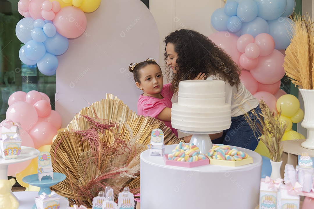 Mãe fazendo aniversário para sua filha