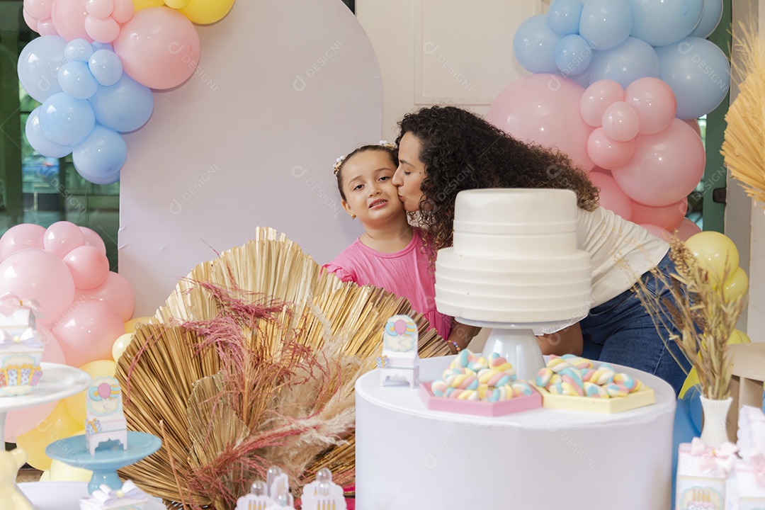 Mãe fazendo aniversário para sua filha
