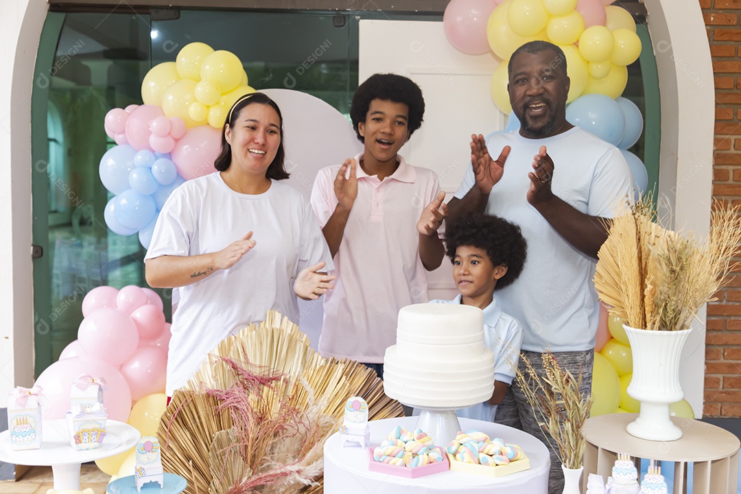 Pessoas jovens celebrando aniversário