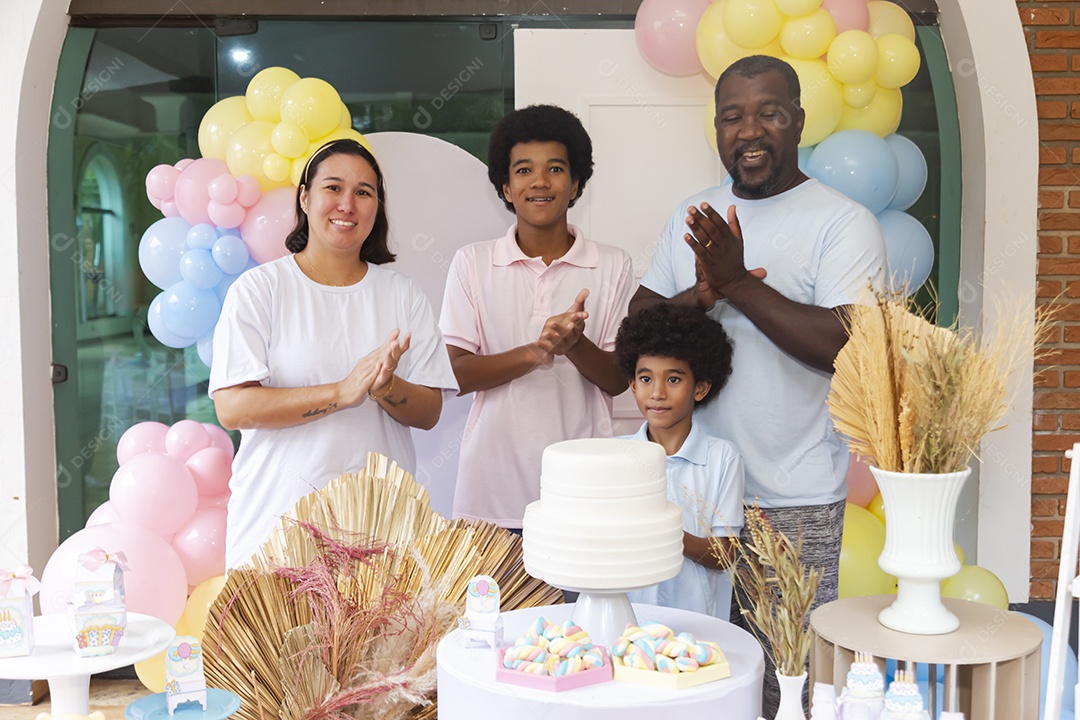 Pessoas jovens celebrando aniversário