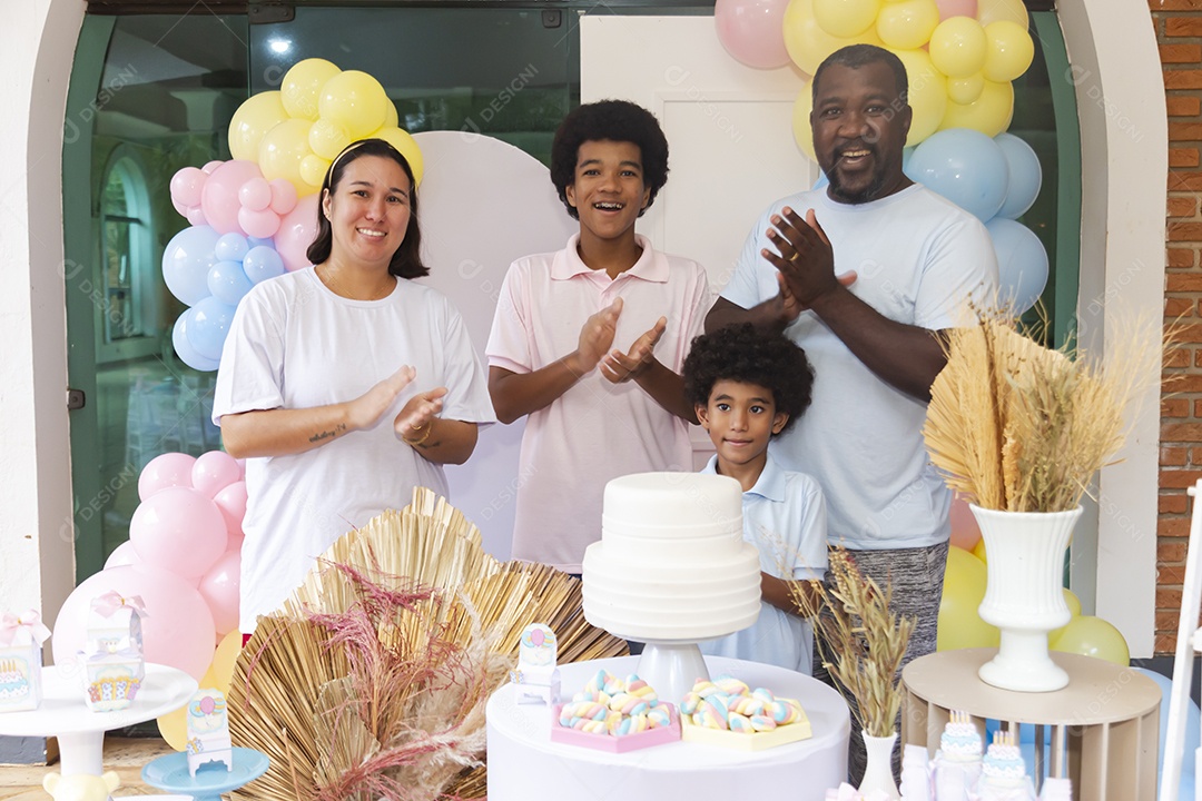Pessoas jovens celebrando aniversário
